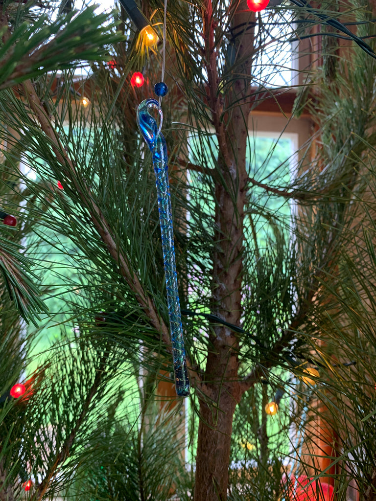 Christmas Icicle - Clear twist with streaks of blue